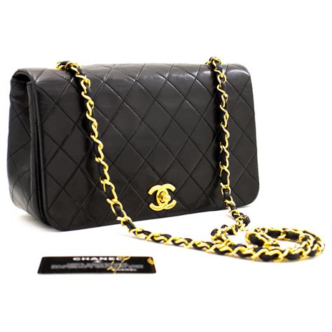 sac chanel en main pour femme|used vintage Chanel bags.